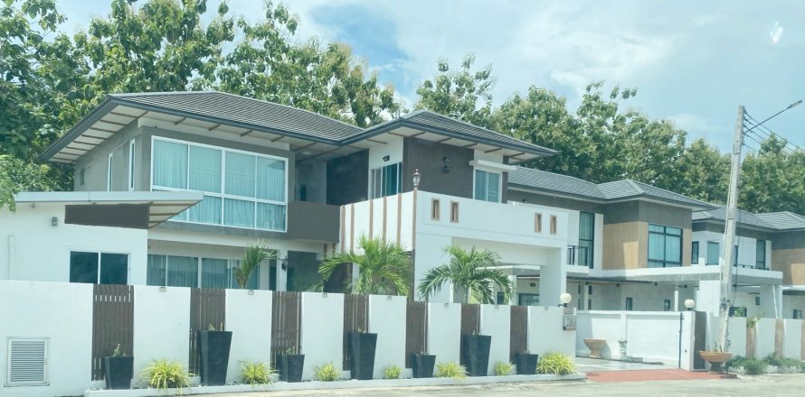 House in Bang Lamung, Thailand 3 bedrooms № 130099