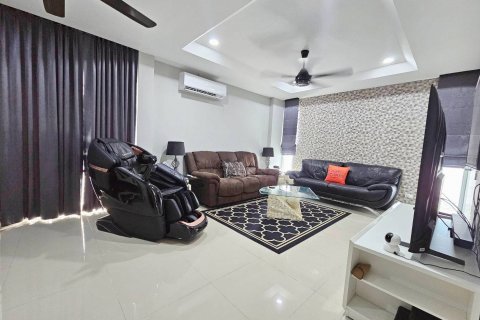 House in Bang Lamung, Thailand 3 bedrooms № 130099 - photo 13