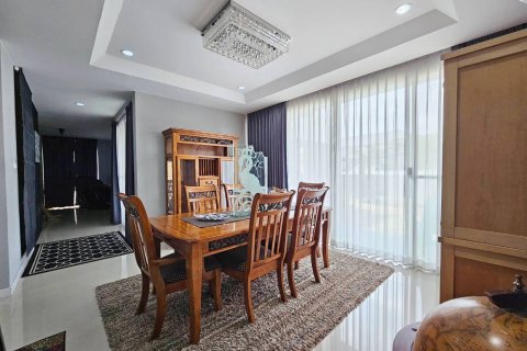 House in Bang Lamung, Thailand 3 bedrooms № 130099 - photo 17