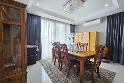 House in Bang Lamung, Thailand 3 bedrooms № 130099 - photo 18