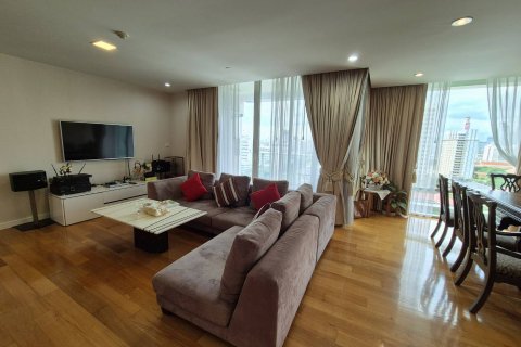 Condo in Bangkok, Thailand, 4 bedrooms  № 124893 - photo 2