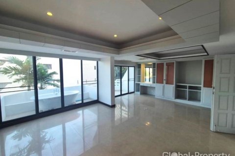 House in Pattaya, Thailand 8 bedrooms № 101260 - photo 9