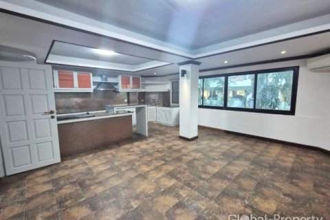 House in Pattaya, Thailand 8 bedrooms № 101260 - photo 3