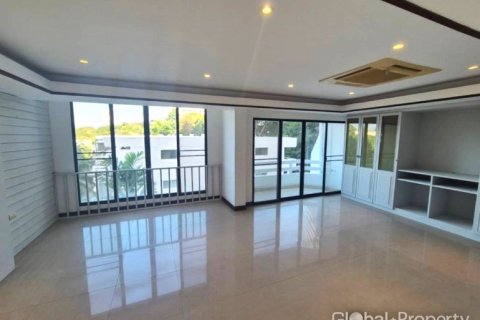 House in Pattaya, Thailand 8 bedrooms № 101260 - photo 11