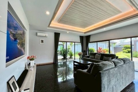 Villa in Bang Lamung, Thailand 4 bedrooms № 132681 - photo 5