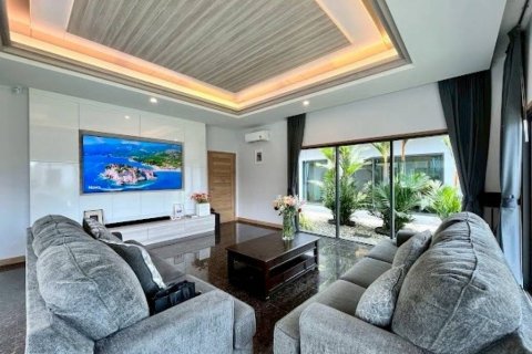 Villa in Bang Lamung, Thailand 4 bedrooms № 132681 - photo 4