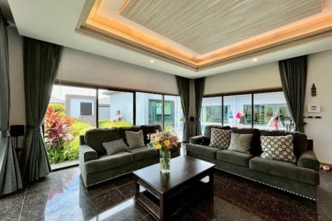 Villa in Bang Lamung, Thailand 4 bedrooms № 132681 - photo 2