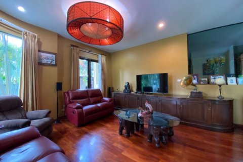House in Chiang Mai, Thailand 6 bedrooms № 104877 - photo 2