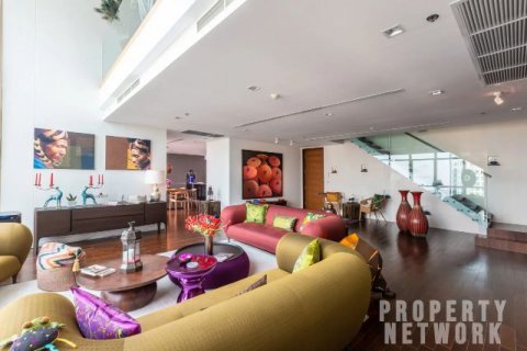 Condo in Khlong San, Bangkok, Thailand, 4 bedrooms  № 123665 - photo 1