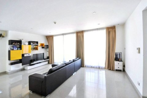 Condo in Bangkok, Thailand, 3 bedrooms  № 132856 - photo 1