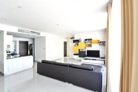Condo in Bangkok, Thailand, 3 bedrooms  № 132856 - photo 2