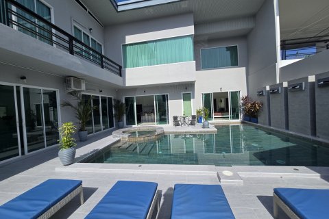 House in Bang Lamung, Thailand 4 bedrooms № 130496 - photo 4