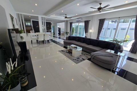 House in Bang Lamung, Thailand 4 bedrooms № 130496 - photo 20