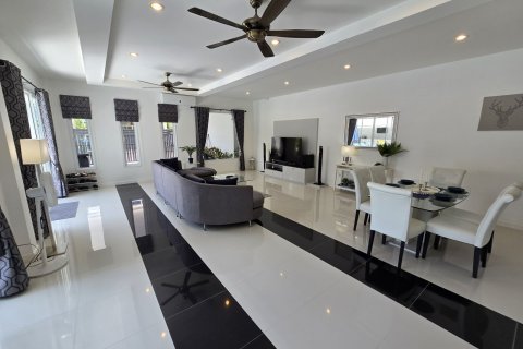 House in Bang Lamung, Thailand 4 bedrooms № 130496 - photo 17