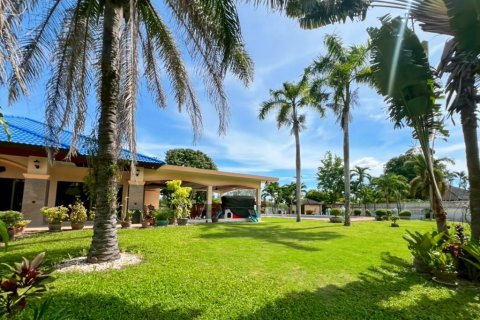 Villa in Hua Hin, Thailand 4 bedrooms № 132866 - photo 2