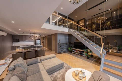 Дуплекс в Бангкоке, Таиланд с 2 спальнями  № 85954 - фото 1