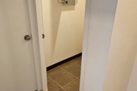 Condo in Watthana, Bangkok, Thailand, 3 bedrooms  № 123682 - photo 5