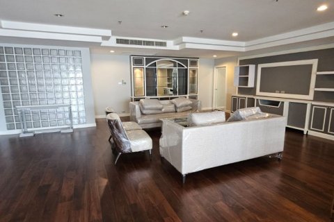 Condo in Watthana, Bangkok, Thailand, 3 bedrooms  № 123682 - photo 1