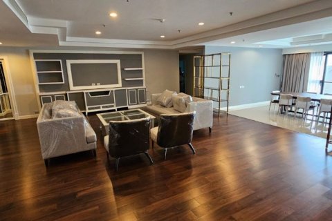 Condo in Watthana, Bangkok, Thailand, 3 bedrooms  № 123682 - photo 2