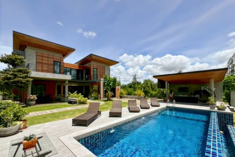 Villa in Hua Hin, Thailand 5 bedrooms № 132443 - photo 1
