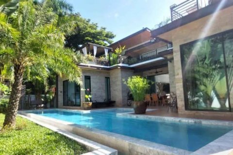 Villa in Rawai, Thailand 4 bedrooms № 132478 - photo 1