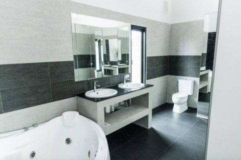 Villa in Pran Buri, Thailand 3 bedrooms № 125792 - photo 8