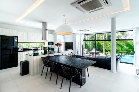 Villa in Phuket, Thailand 3 bedrooms № 132281 - photo 1