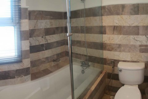 Кондоминиум с 2 спальнями в Бангкоке, Таиланд № 142968 - фото 11