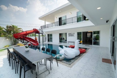 Villa in Pattaya, Thailand 6 bedrooms № 86663 - photo 1