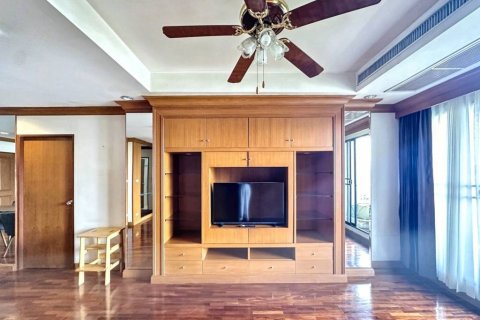 Condo in Bangkok, Thailand, 2 bedrooms  № 132980 - photo 4