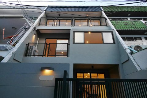 Townhouse in Bangkok, Thailand 3 bedrooms № 142952 - photo 1