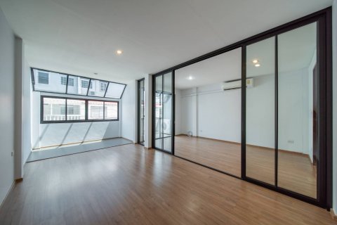Townhouse in Bangkok, Thailand 3 bedrooms № 142952 - photo 12