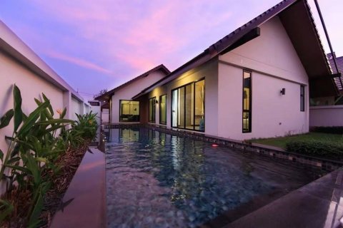 Chalet de 4 dormitorios en Pattaya, Tailandia № 123316