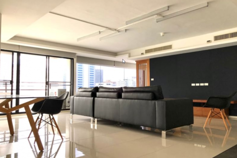 Condo in Watthana, Bangkok, Thailand, 3 bedrooms  № 123656 - photo 1
