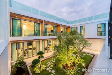 House in Pattaya, Thailand 6 bedrooms № 132348 - photo 16