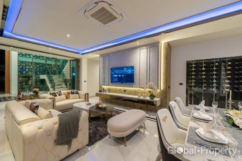 House in Pattaya, Thailand 6 bedrooms № 132348 - photo 4