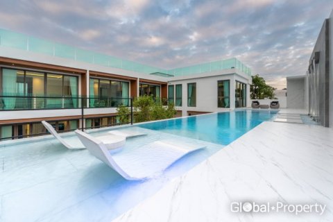 House in Pattaya, Thailand 6 bedrooms № 132348 - photo 19