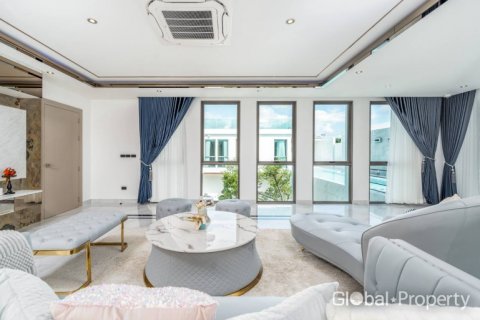 House in Pattaya, Thailand 6 bedrooms № 132348 - photo 6