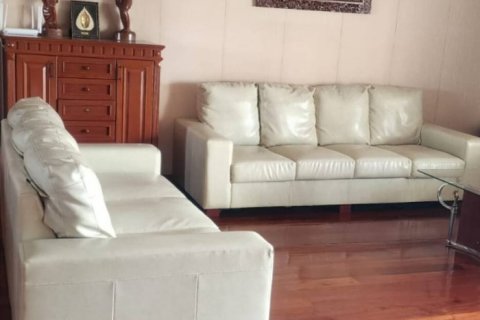 Condo in Bangkok, Thailand, 4 bedrooms № 132765 - photo 1