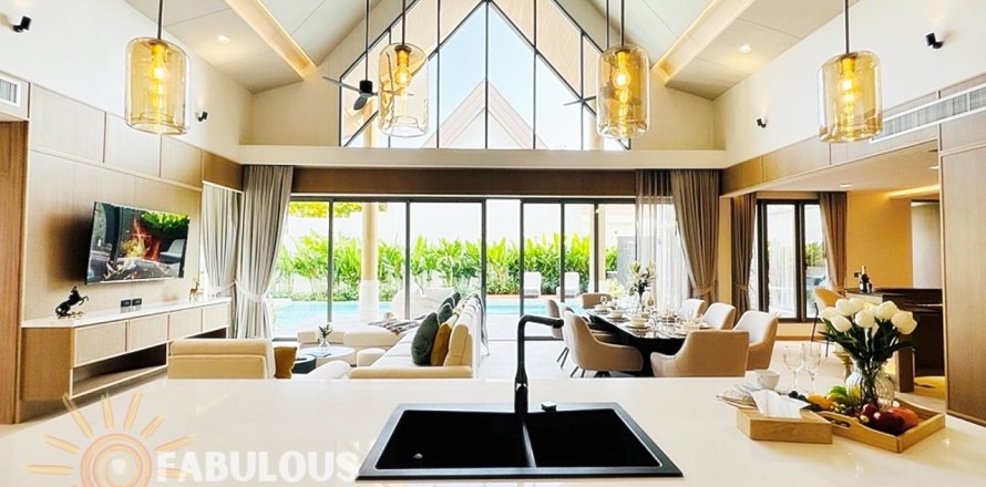 Villa in Phuket, Thailand 4 bedrooms № 124289
