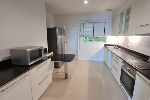 Кондоминиум с 3 спальнями в Ваттхане, Бангкок, Таиланд № 123697 - фото 6