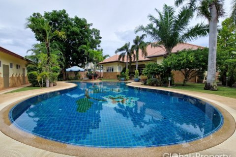 Дом в Паттайе, Таиланд с 4 спальнями  № 132369 - фото 1