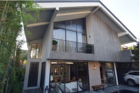 House in Phra Khanong, Bangkok, Thailand 4 bedrooms № 143606 - photo 1