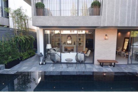 House in Phra Khanong, Bangkok, Thailand 4 bedrooms № 143606 - photo 2