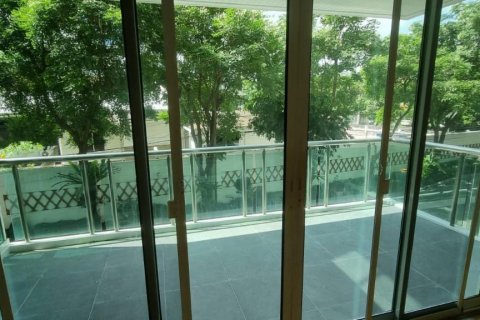 Condo in Khlong Toei, Bangkok, Thailand, 4 bedrooms  № 123601 - photo 8