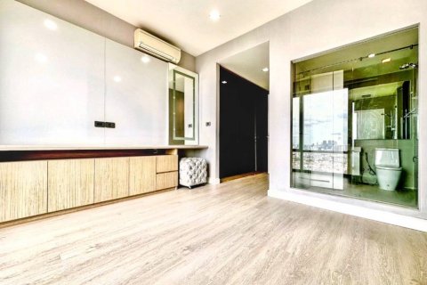 Condo in Bangkok, Thailand, 2 bedrooms  № 119593 - photo 10