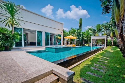 Villa in Bang Lamung, Thailand 3 bedrooms № 119439 - photo 1