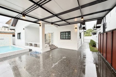 Дом в Паттайе, Таиланд с 4 спальнями  № 132702 - фото 1