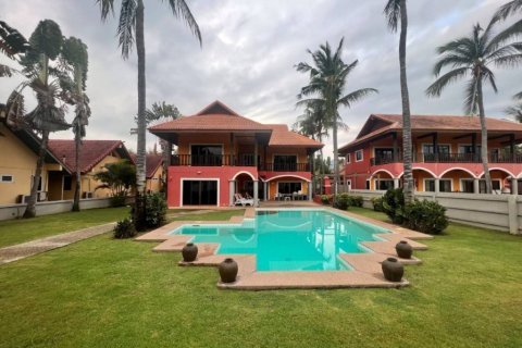 Villa in Sam Roi Yot, Thailand 4 bedrooms № 116097 - photo 1