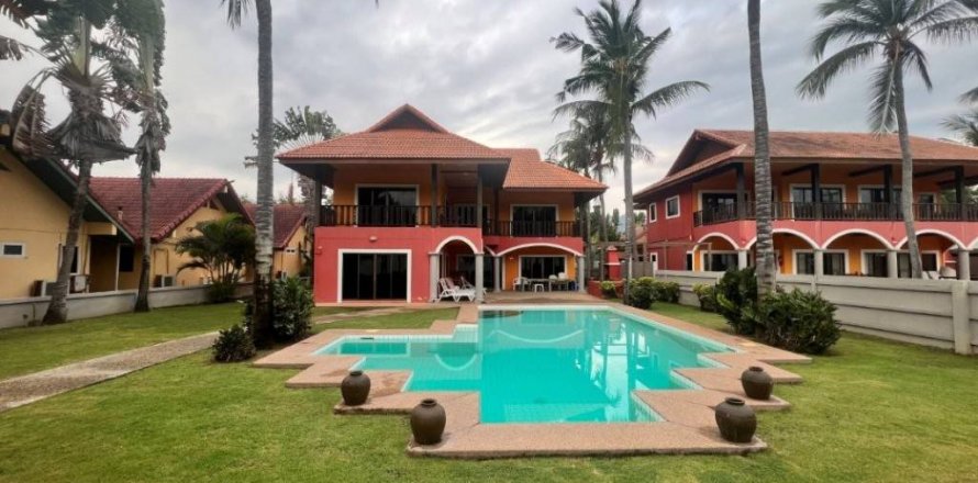 Villa in Sam Roi Yot, Thailand 4 bedrooms № 116097